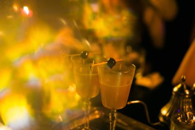 Alkol, sayaç, kokteyl cam bir barda, içme kokteyl bar, kokteyl cam çubuk ile bir renk arka plan üzerinde taze içki kokteyl bar kokteyl cam