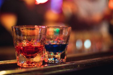 Alkol, sayaç, kokteyl cam bir barda, içme kokteyl bar, kokteyl cam çubuk ile bir renk arka plan üzerinde taze içki kokteyl bar kokteyl cam