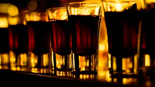 Alcool bar, bicchiere da cocktail sul bancone del bar, bicchiere da cocktail in un bar, cocktail da bere nel bar, cocktail nel bicchiere con cannucce, cocktail di bevande fresche su sfondo colorato — Foto Stock