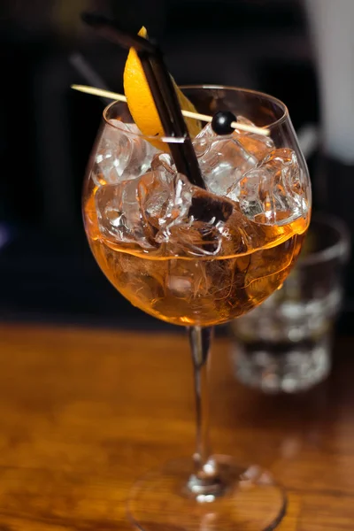 Alcohol bar, cocktailglas op bar teller, cocktail glazen in een bar, drinken cocktail in bar, cocktail in het glas met rietjes, een vers drankje coctail op een gekleurde achtergrond — Stockfoto