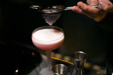 Alkol, sayaç, kokteyl cam bir barda, içme kokteyl bar, kokteyl cam çubuk ile bir renk arka plan üzerinde taze içki kokteyl bar kokteyl cam