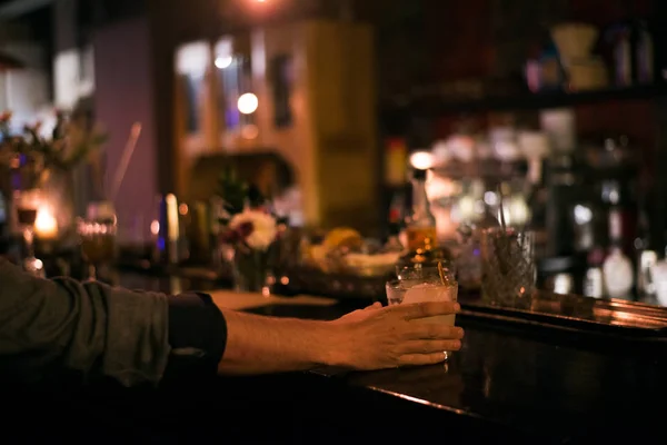 Alcohol bar, cocktail glass on bar counter, cocktail glass in a bar, Drinking cocktail in bar, cocktail in the glass with straws, Fresh drink coctail on a color background — Stock Photo, Image