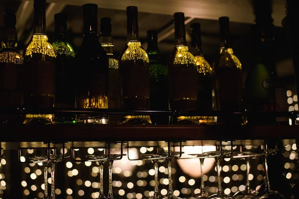 Bar de álcool, coquetel no balcão do bar, coquetel em um bar, coquetel no bar, coquetel no copo com palhas, coquetel de bebida fresca em um fundo de cor — Fotografia de Stock