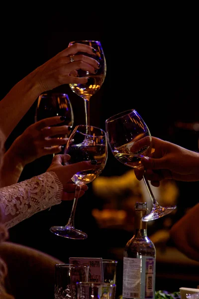 Bar de bebidas alcohólicas, copa de cóctel en el mostrador del bar, copa de cóctel en un bar, cóctel en el bar, cóctel en el vaso con pajitas, cóctel de bebidas frescas en un fondo de color —  Fotos de Stock
