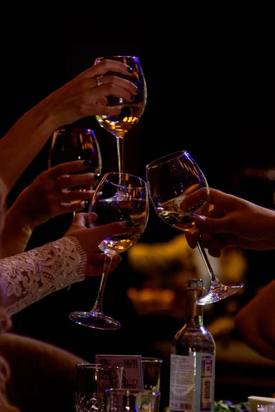 Alkol, sayaç, kokteyl cam bir barda, içme kokteyl bar, kokteyl cam çubuk ile bir renk arka plan üzerinde taze içki kokteyl bar kokteyl cam