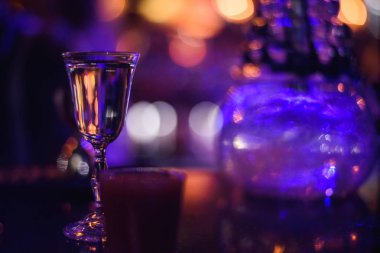 Alkol, sayaç, kokteyl cam bir barda, içme kokteyl bar, kokteyl cam çubuk ile bir renk arka plan üzerinde taze içki kokteyl bar kokteyl cam