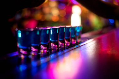 Alkol, sayaç, kokteyl cam bir barda, içme kokteyl bar, kokteyl cam çubuk ile bir renk arka plan üzerinde taze içki kokteyl bar kokteyl cam