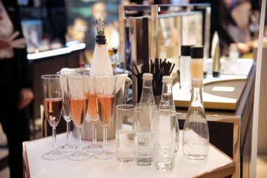 Alkol, sayaç, kokteyl cam bir barda, içme kokteyl bar, kokteyl cam çubuk ile bir renk arka plan üzerinde taze içki kokteyl bar kokteyl cam