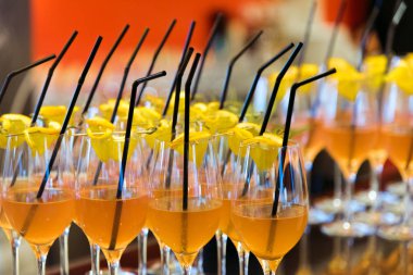 Alkol, sayaç, kokteyl cam bir barda, içme kokteyl bar, kokteyl cam çubuk ile bir renk arka plan üzerinde taze içki kokteyl bar kokteyl cam