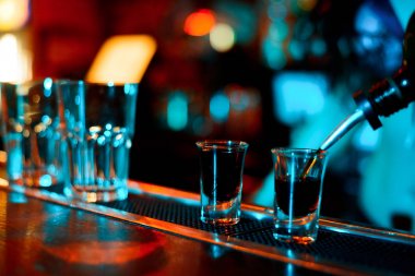 Alkol, sayaç, kokteyl cam bir barda, içme kokteyl bar, kokteyl cam çubuk ile bir renk arka plan üzerinde taze içki kokteyl bar kokteyl cam