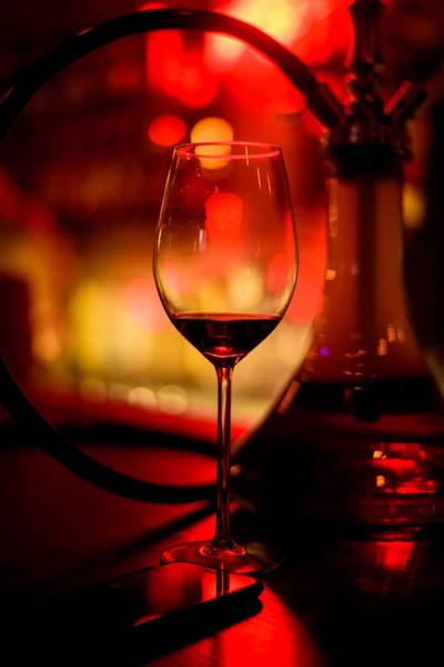 Bar de bebidas alcohólicas, copa de cóctel en el mostrador del bar, copa de cóctel en un bar, cóctel en el bar, cóctel en el vaso con pajitas, cóctel de bebidas frescas en un fondo de color — Foto de Stock
