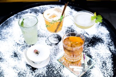 Alkol, sayaç, kokteyl cam bir barda, içme kokteyl bar, kokteyl cam çubuk ile bir renk arka plan üzerinde taze içki kokteyl bar kokteyl cam