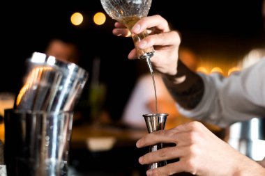 Alkol, sayaç, kokteyl cam bir barda, içme kokteyl bar, kokteyl cam çubuk ile bir renk arka plan üzerinde taze içki kokteyl bar kokteyl cam