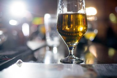 Alkol, sayaç, kokteyl cam bir barda, içme kokteyl bar, kokteyl cam çubuk ile bir renk arka plan üzerinde taze içki kokteyl bar kokteyl cam