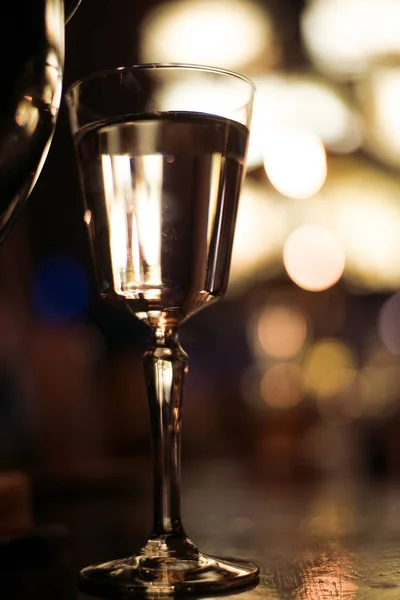 Алкогольний бар, коктейльне скло на барній стійці, коктейльне скло в барі, коктейль в барі, коктейль в склянці з соломкою, коктейль свіжого напою на кольоровому фоні — стокове фото