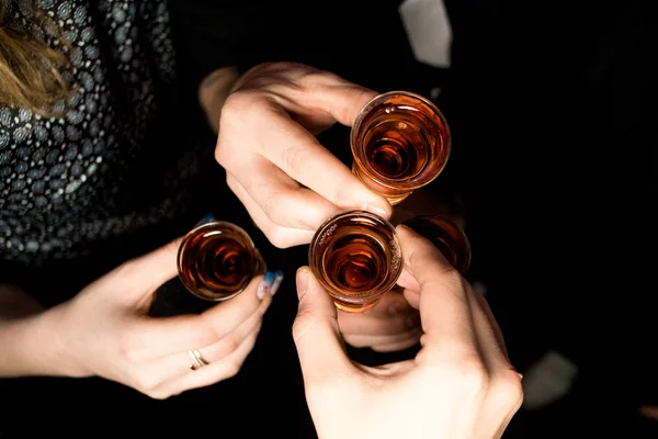 Alkol, sayaç, kokteyl cam bir barda, içme kokteyl bar, kokteyl cam çubuk ile bir renk arka plan üzerinde taze içki kokteyl bar kokteyl cam