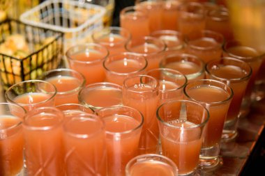 Alkol, sayaç, kokteyl cam bir barda, içme kokteyl bar, kokteyl cam çubuk ile bir renk arka plan üzerinde taze içki kokteyl bar kokteyl cam