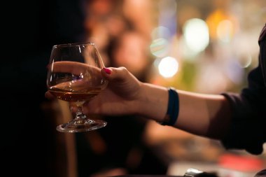 Alkol, sayaç, kokteyl cam bir barda, içme kokteyl bar, kokteyl cam çubuk ile bir renk arka plan üzerinde taze içki kokteyl bar kokteyl cam