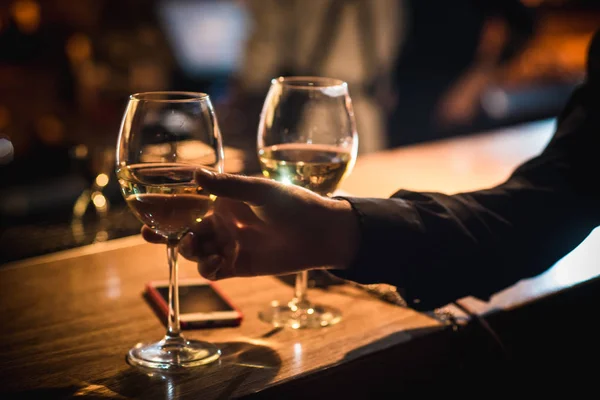 Alkol, sayaç, kokteyl cam bir barda, içme kokteyl bar, kokteyl cam çubuk ile bir renk arka plan üzerinde taze içki kokteyl bar kokteyl cam