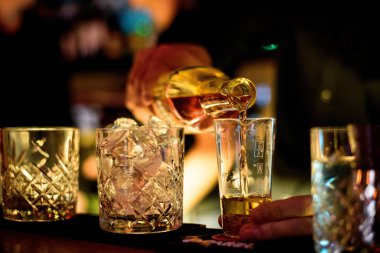 Alkol, sayaç, kokteyl cam bir barda, içme kokteyl bar, kokteyl cam çubuk ile bir renk arka plan üzerinde taze içki kokteyl bar kokteyl cam