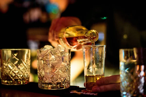 Alkol, sayaç, kokteyl cam bir barda, içme kokteyl bar, kokteyl cam çubuk ile bir renk arka plan üzerinde taze içki kokteyl bar kokteyl cam