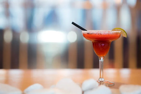 Alkoholbar, Cocktailglas auf der Theke, Cocktailglas in der Bar, Cocktail in der Bar, Cocktail im Glas mit Strohhalmen, Coctail mit frischen Getränken auf farbigem Hintergrund — Stockfoto