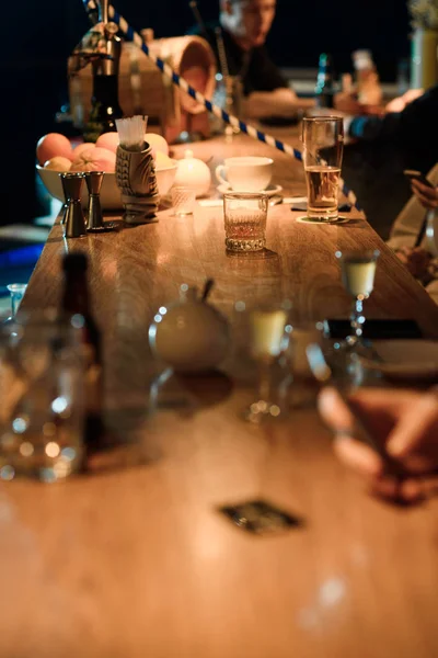 Bar de álcool, coquetel no balcão do bar, coquetel em um bar, coquetel no bar, coquetel no copo com palhas, coquetel de bebida fresca em um fundo de cor — Fotografia de Stock