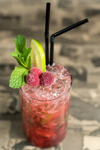 Alcohol bar, cocktailglas op bar teller, cocktail glazen in een bar, drinken cocktail in bar, cocktail in het glas met rietjes, een vers drankje coctail op een gekleurde achtergrond — Stockfoto