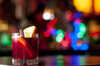 Alkol, sayaç, kokteyl cam bir barda, içme kokteyl bar, kokteyl cam çubuk ile bir renk arka plan üzerinde taze içki kokteyl bar kokteyl cam