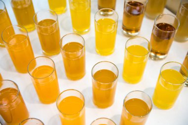 Alkol, sayaç, kokteyl cam bir barda, içme kokteyl bar, kokteyl cam çubuk ile bir renk arka plan üzerinde taze içki kokteyl bar kokteyl cam