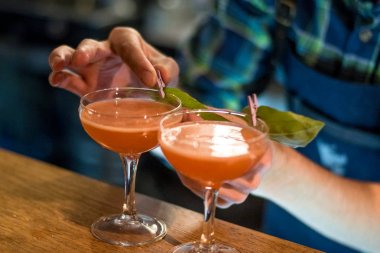 Alkol, sayaç, kokteyl cam bir barda, içme kokteyl bar, kokteyl cam çubuk ile bir renk arka plan üzerinde taze içki kokteyl bar kokteyl cam