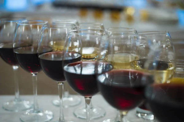 Alkol, sayaç, kokteyl cam bir barda, içme kokteyl bar, kokteyl cam çubuk ile bir renk arka plan üzerinde taze içki kokteyl bar kokteyl cam