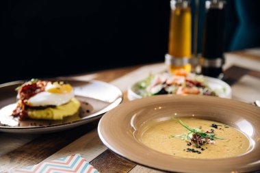 Şefin özel çorba restoranda sunulan tablo görev yaptı. Clouse kadar. Rustik tarzı