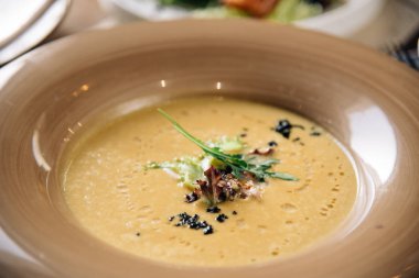Çorba. Şefin özel Restoran servis masada sundu. Clouse kadar. Rustik tarzı