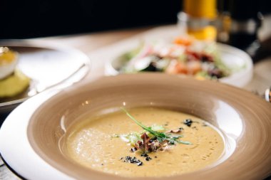Çorba. Şefin özel Restoran servis masada sundu. Clouse kadar. Rustik tarzı