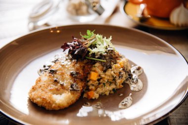 Akşam yemeği. Şefin özel Restoran servis masada sundu. Clouse kadar. Rustik tarzı