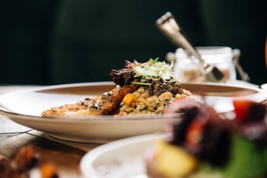 Akşam yemeği. Şefin özel Restoran servis masada sundu. Clouse kadar. Rustik tarzı