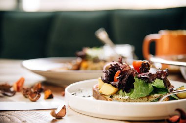 Salata. Şefin özel Restoran servis masada sundu. Clouse kadar. Rustik tarzı
