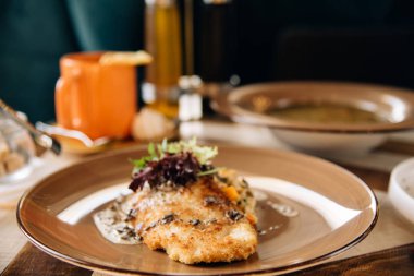 Akşam yemeği. Şefin özel Restoran servis masada sundu. Clouse kadar. Rustik tarzı