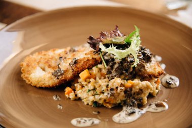 Akşam yemeği. Şefin özel Restoran servis masada sundu. Clouse kadar. Rustik tarzı