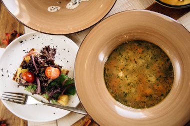 İki ders akşam yemeği ayarla. Şefin özel Restoran servis masada sundu. Clouse kadar. Rustik tarzı