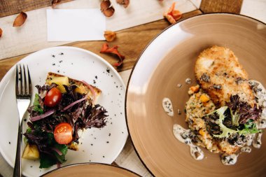 İki ders akşam yemeği ayarla. Şefin özel Restoran servis masada sundu. Clouse kadar. Rustik tarzı