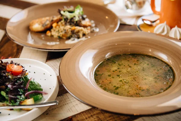 Üç ders akşam yemeği hazır. Şefin özel Restoran servis masada sundu. Clouse kadar. Rustik tarzı