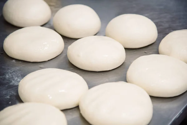 En massa färsk rå pizzadeg, närbild. Restaurang eller café mat — Stockfoto