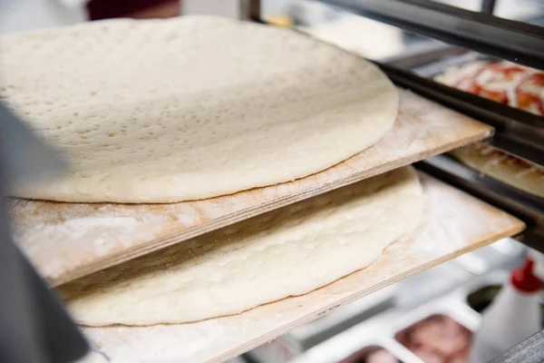 En massa färsk rå pizzadeg, närbild. Restaurang eller café mat — Stockfoto