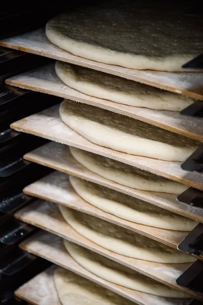 En massa färsk rå pizzadeg, närbild. Restaurang eller café mat — Stockfoto