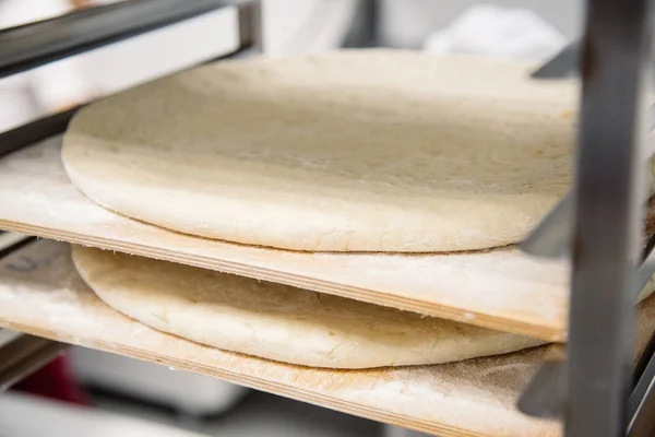 A lot of fresh raw pizza dough, close up. Restaurant or cafe cuisine — Stock Photo, Image