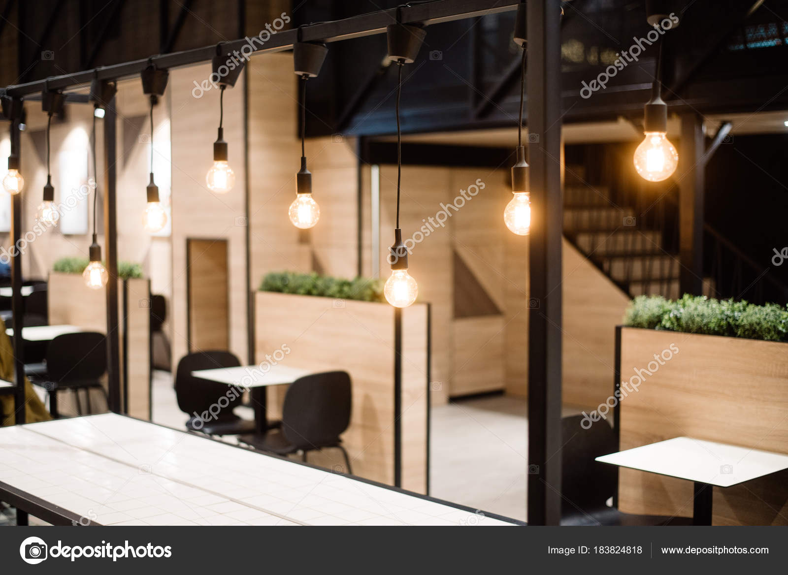 Arredamento rustico elegante di un accogliente ristorante o café ... Arredamento ristorante rustico