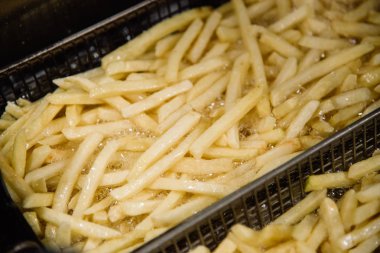 Mutfak kızarmış patates yapma işlemi. Restoran, kafe veya pizzacı mutfağı