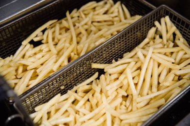 Mutfak kızarmış patates yapma işlemi. Restoran, kafe veya pizzacı mutfağı